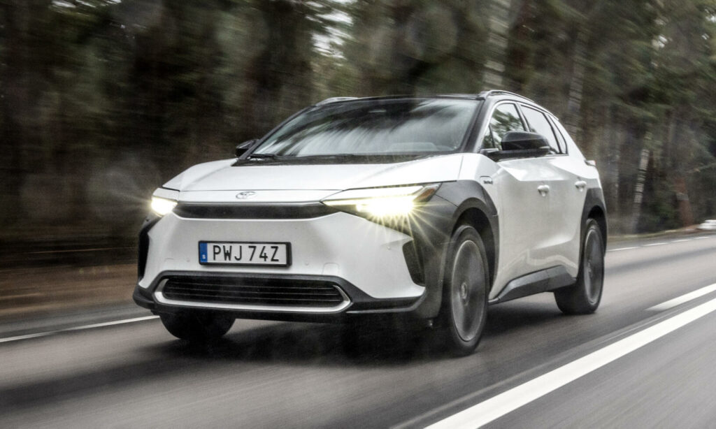 2020 Nissan EQ körs längs en väg. (AI text)