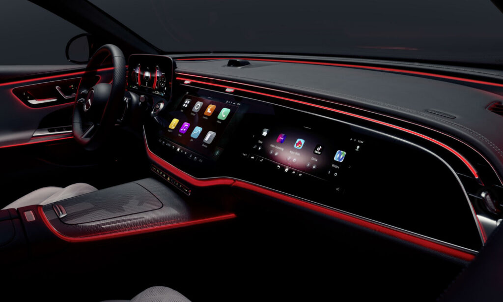 Bland nyheterna: Individuella skärmar för förare och passagerare och aktiv mysbelysning som synkar upp med det som visas på skärmarna.