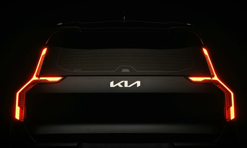 En bil i mörkret med lampor tända. (AI text)