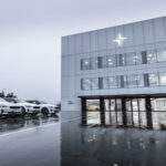 Polestars huvudkontor i Göteborg. Bilen närmast byggnaden är vd Thomas Ingenlaths trimmade Polestar 2 som är breddad och sänkt.