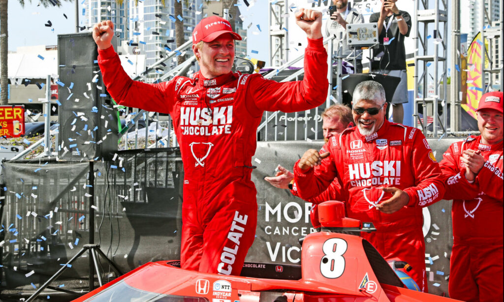 En glad Marcus Ericsson knep förstaplatsen i Indy-premiären.