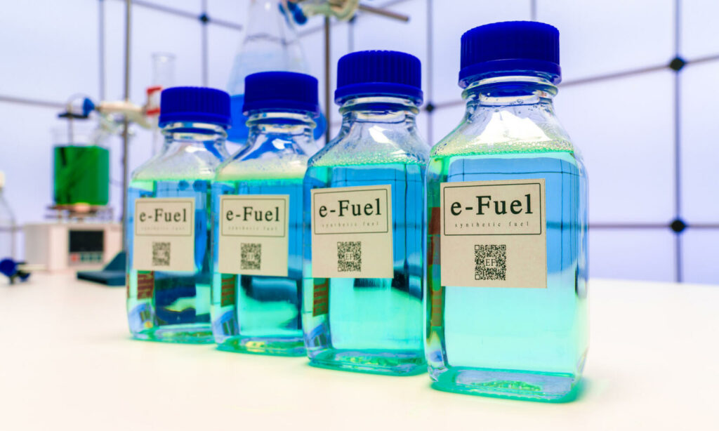 Det tyska regeringspartiet FDP vill att EU ska utreda om syntetiska e-bränslen, framställda med uppfångad koldioxid och förnyelsebar el, kan ersätta fossila.