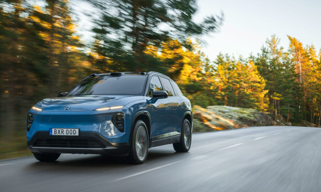 Nio EL7 är en knappt fem meter lång suv, som du kan välja två olika batteristorlekar – och om du vill ladda som vanligt eller helt enkelt byta batteriet längs vägen.