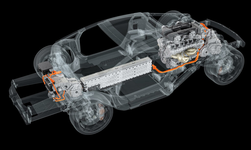 Två elmotorer fram, batteri i ”kardantunneln”, ny V12:a och en elmotor kopplad till växellådan längst bak.