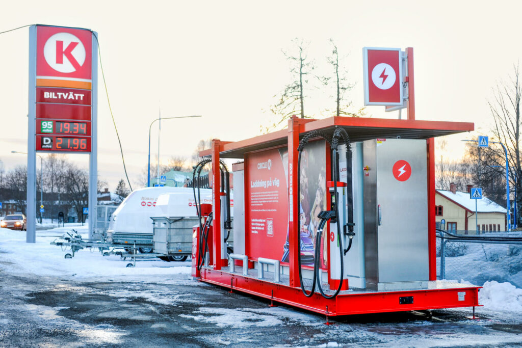 Varje station har 300 kilowatts kapacitet och fyra laddplatser, alltså minst 75 kW per laddpunkt.