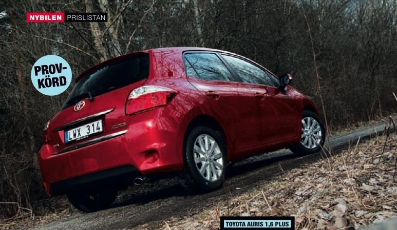 En röd Toyota Yaris kör nedför en grusväg. (AI text)