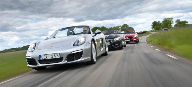 En grupp bilar kör längs en landsväg. (AI text)