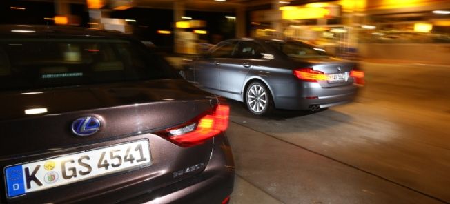 En BMW X5 M40i parkerad vid en bensinstation. (AI text)