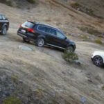 en grupp bilar på en bergig väg (AI text)