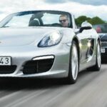 en grupp bilar körs nedför en väg (AI text)