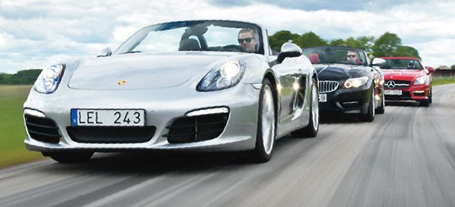 en grupp bilar körs nedför en väg (AI text)