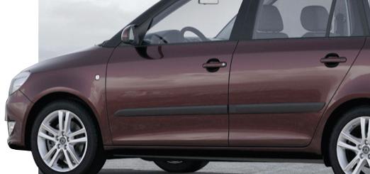 En burgundröd Skoda Grand Tourer parkerad vid en snöig väg. (AI text)