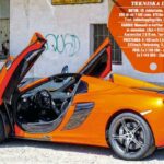 En omslag med en bil i bakgrunden. (AI text)