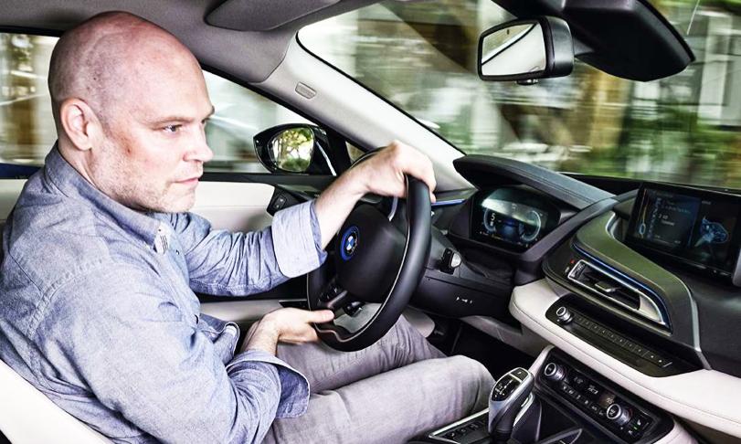 En man kör en bil. (AI text)