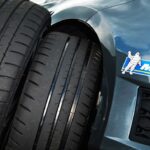 Vi testar ett bankompetent gatdäck (till vänster) mot ett gatlegalt racingdäck (till höger).