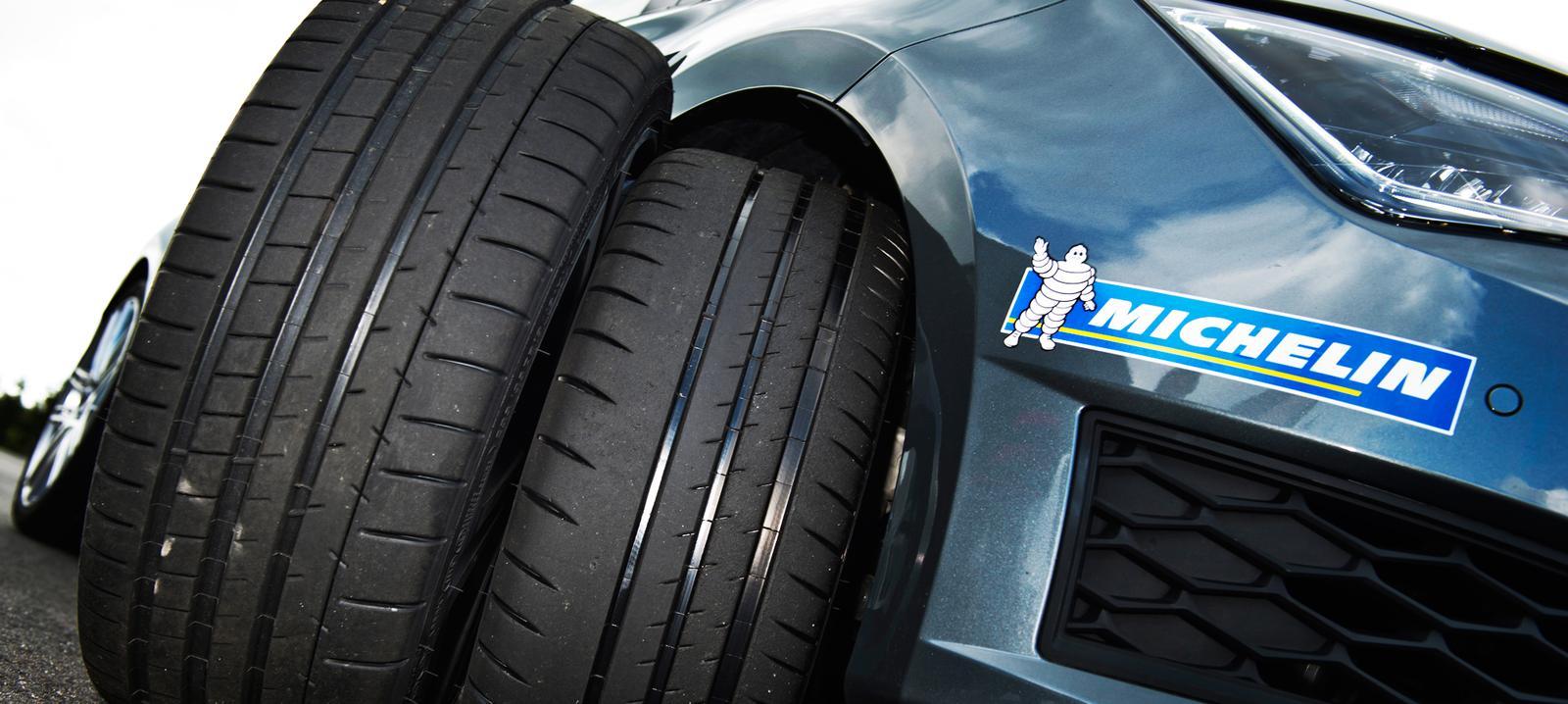 Vi testar ett bankompetent gatdäck (till vänster) mot ett gatlegalt racingdäck (till höger).