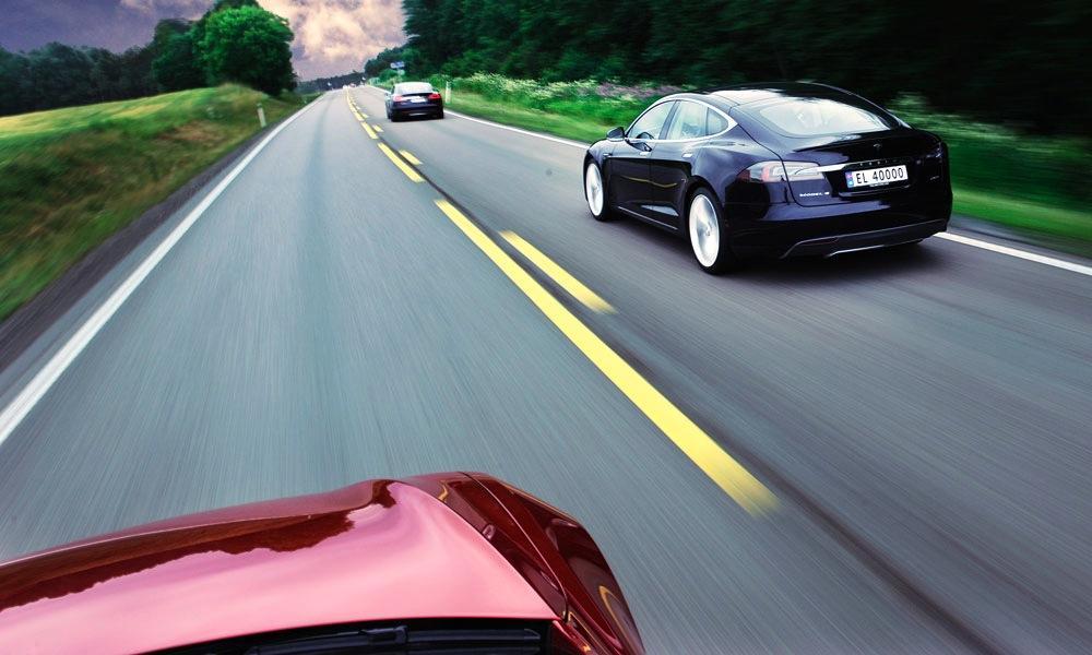 en bil kör nerför en väg (AI text)