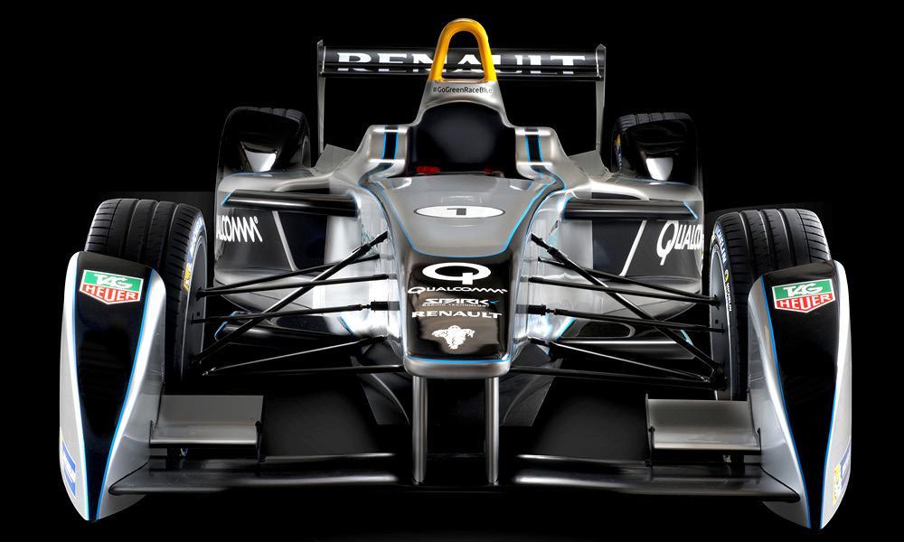 En racebil mot en svart bakgrund. (AI text)