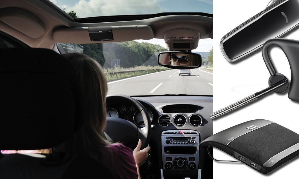 En kvinna kör en bil med ett Bluetooth-huvudtelefon. (AI text)