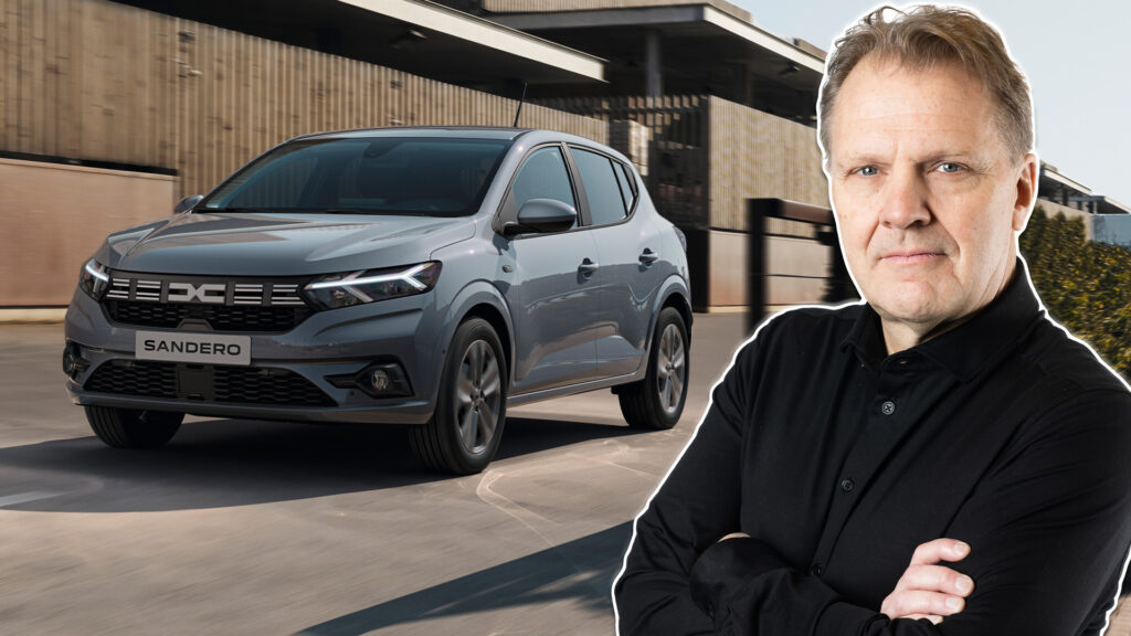 En man i kostym står bredvid en bil. (AI text)