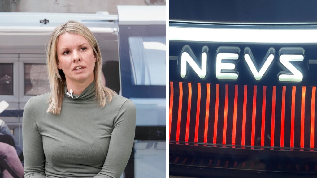 En kvinna sitter framför en bil med nyhetslogotypen på den. (AI text)