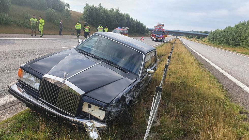 Stulen Lexus och kraschad Rolls – då fick det bli en Tesla istället
