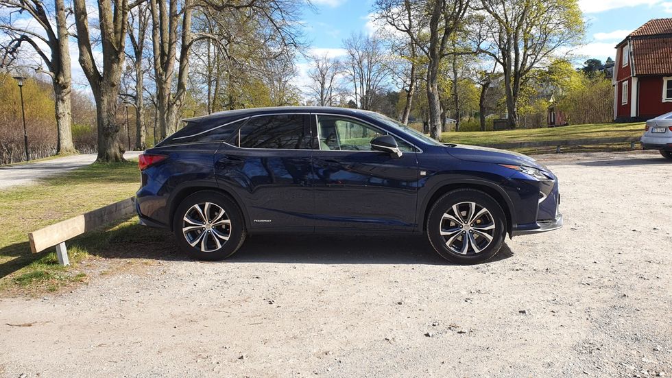 Stulen Lexus och kraschad Rolls – då fick det bli en Tesla istället