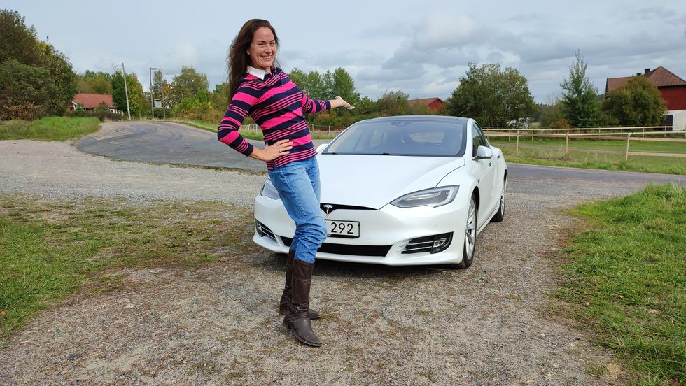 Stulen Lexus och kraschad Rolls – då fick det bli en Tesla istället