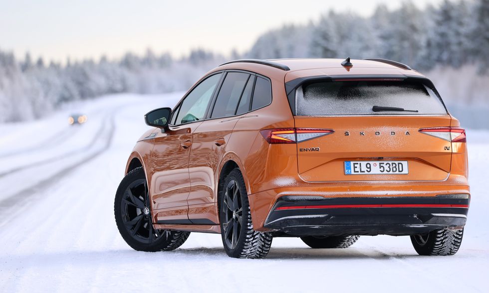 Provrapport: ”Svenska vintervägar passar Skoda Enyaq RS utmärkt”