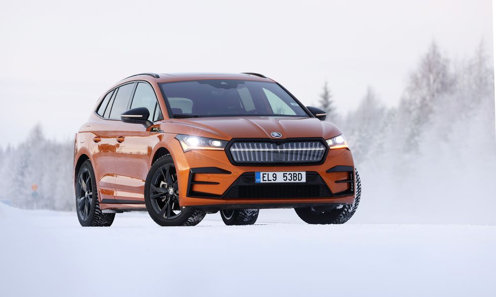 Provrapport: ”Svenska vintervägar passar Skoda Enyaq RS utmärkt”