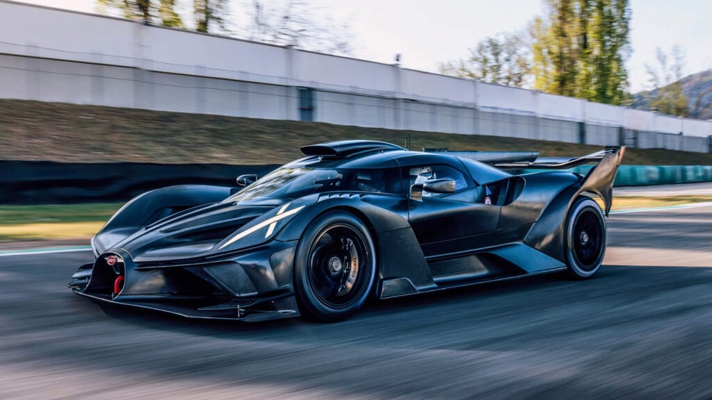 Personen kör en supersportbil på en racerbana. (AI text)