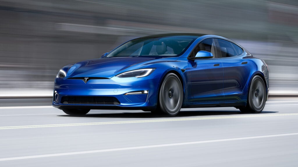 En Tesla Model Y kör på en stadsgata. (AI text)