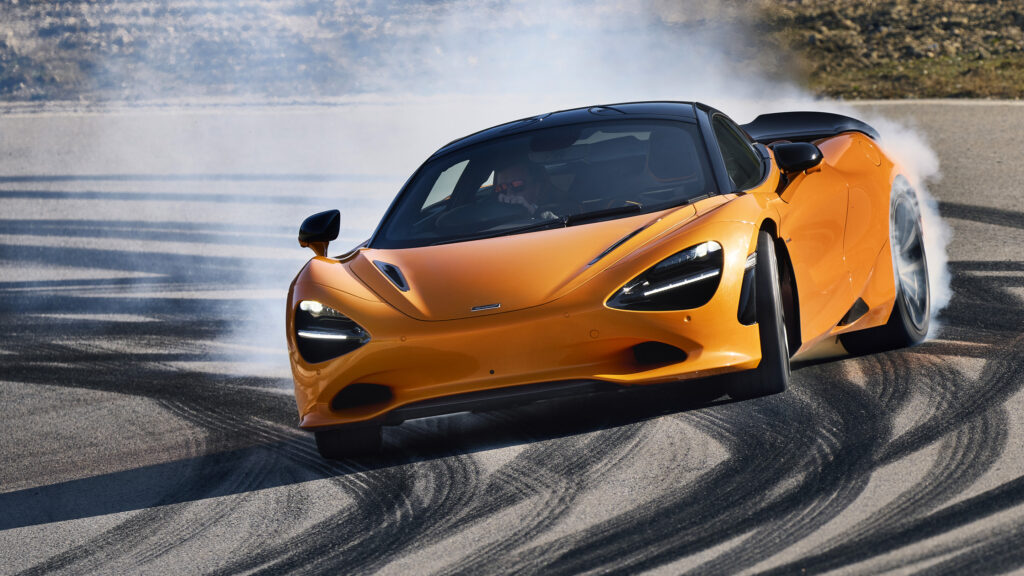 McLaren 720S kör på en racerbana. (AI text)