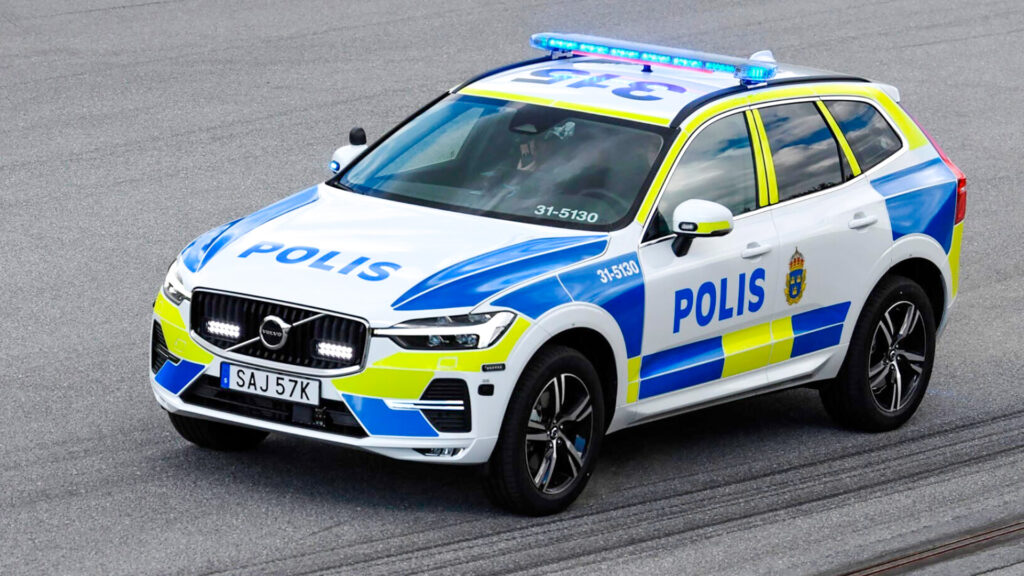 En polisbil kör på en bana. (AI text)