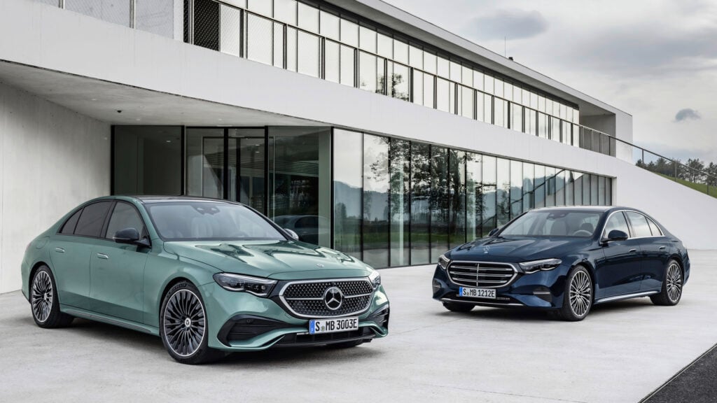 Mercedes-Benz E-klass sedan och E-klass coupé parkerade framför ett byggnad. (AI text)