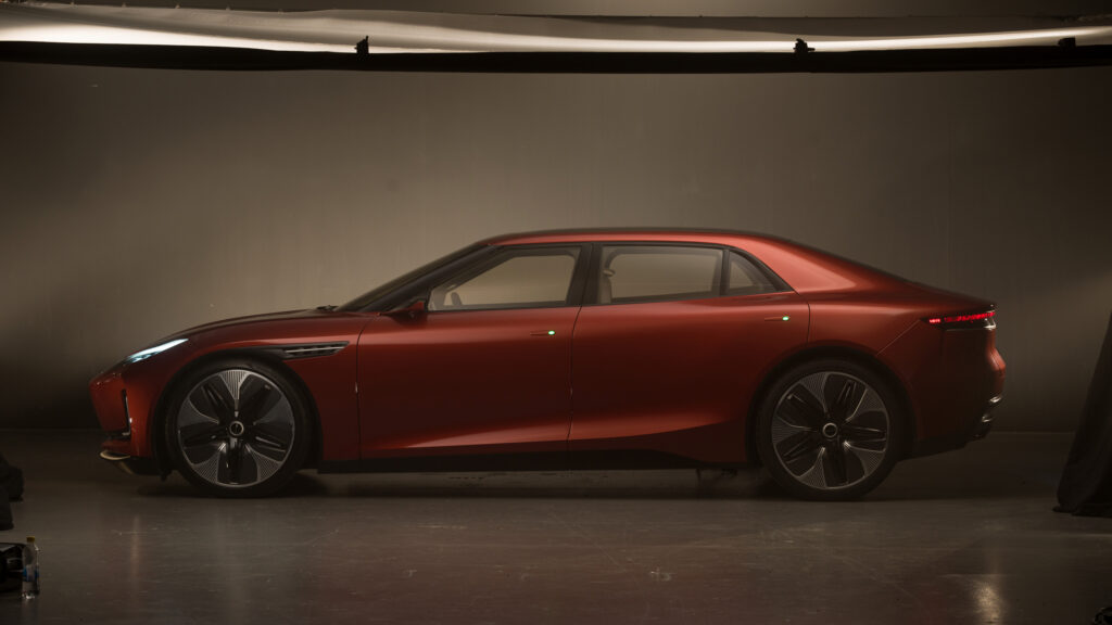 En röd bil i en studioscen. (AI text)