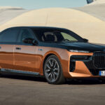 BMW I8 står parkerad framför ett futuristiskt byggnad. (AI text)