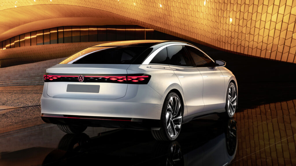 En bil parkerad framför ett byggnad. (AI text)