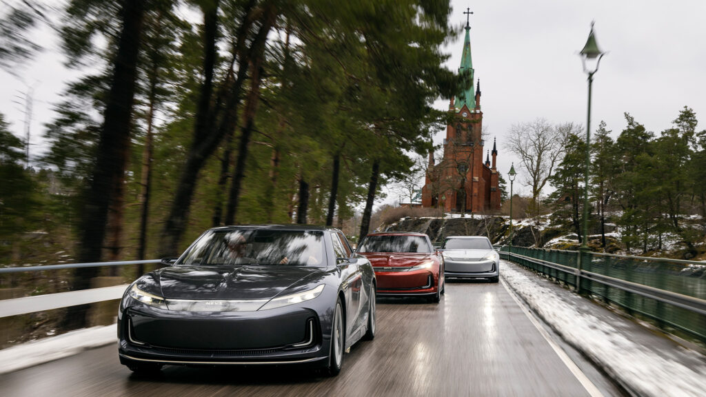 En grupp bilar på en bro (AI text)