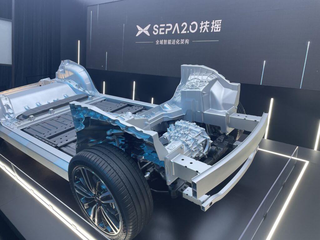 En bil visas upp på en bilsalong. (AI text)