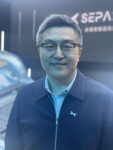 En man står framför en bil. (AI text)