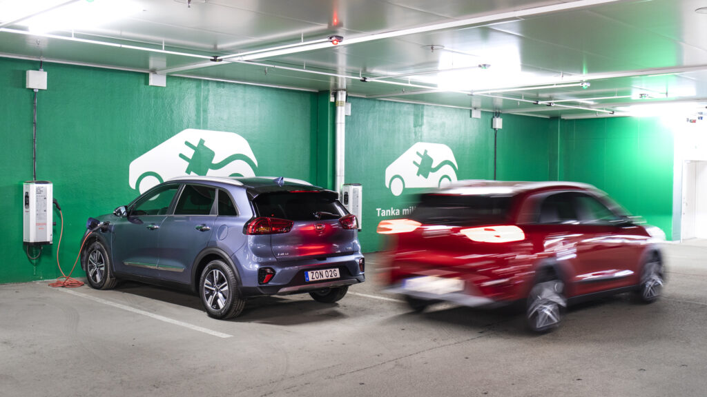 Bilar parkerade i ett garage (AI text)