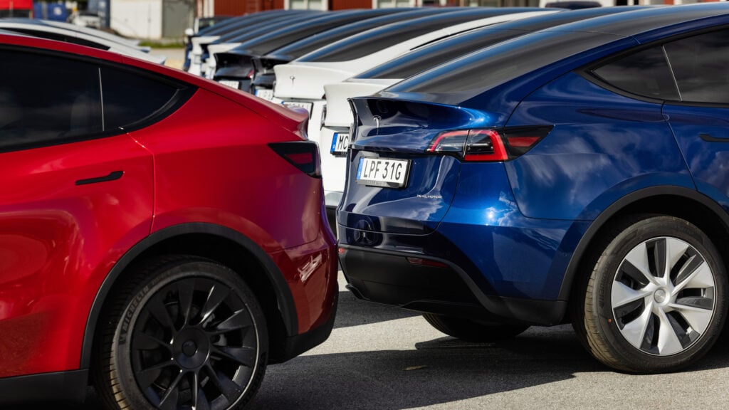 Tesla Model Y parkerad på parkeringsplatsen (AI text)