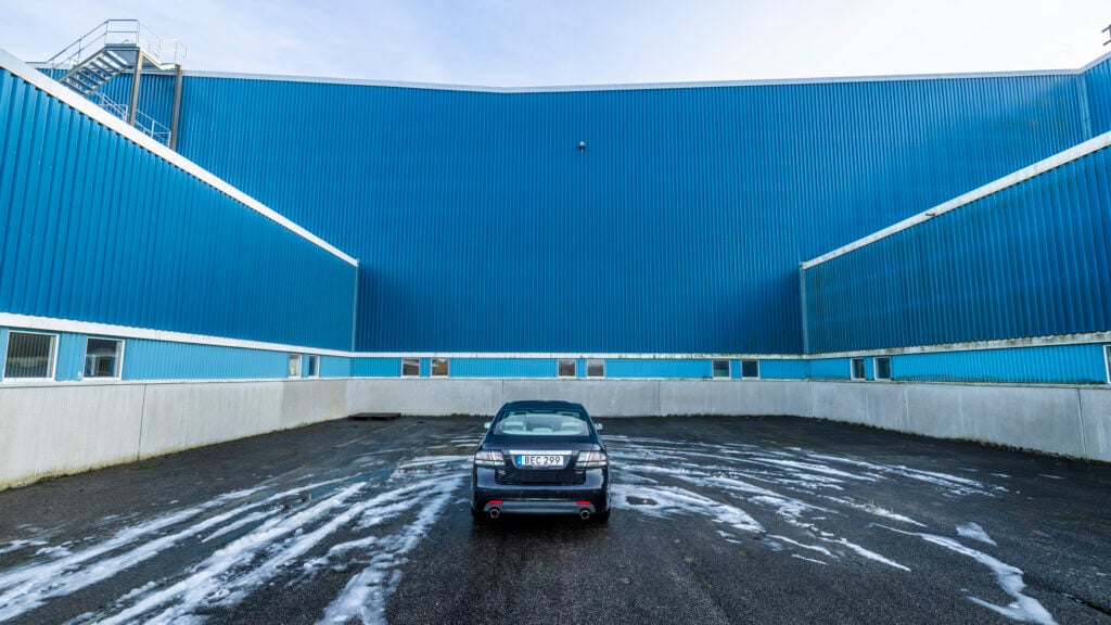 En bil parkerad i en parkeringsplats (AI text)