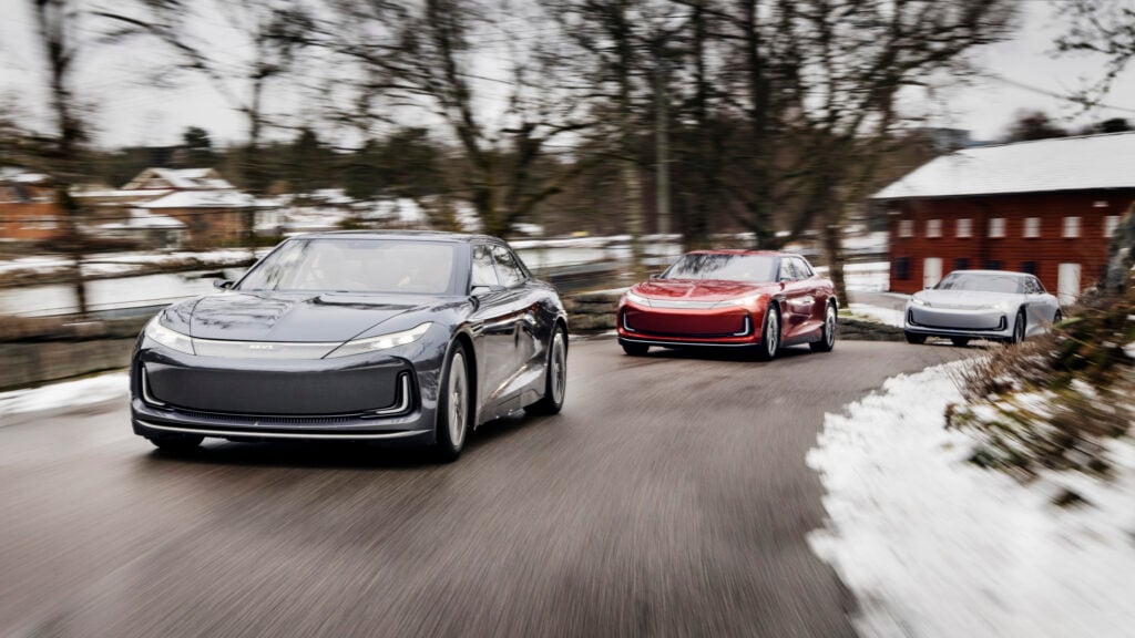 en grupp bilar kör längs en snöig väg (AI text)