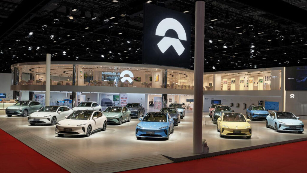 En bilställe vid bilutställningen (AI text)