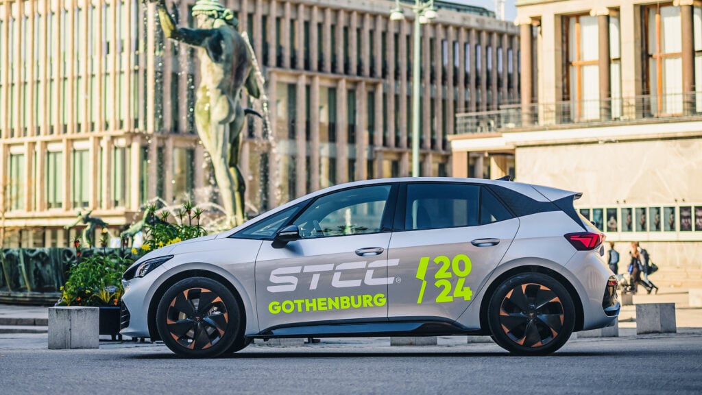 En BMW i3 parkerad framför ett byggnad. (AI text)