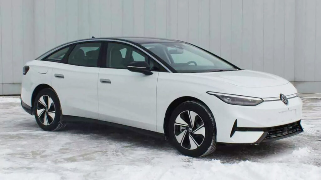 En vit BMW i3 parkerad i snön. (AI text)
