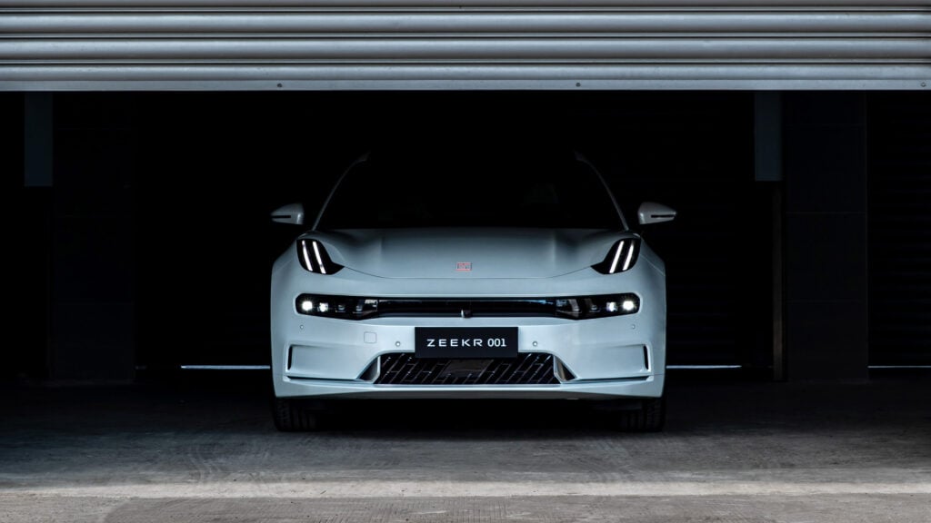 En vit bil parkerad i garaget. (AI text)