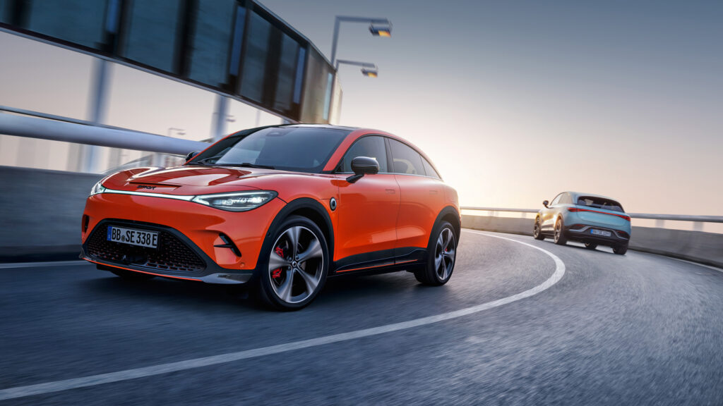 En bil körer längs en väg. (AI text)